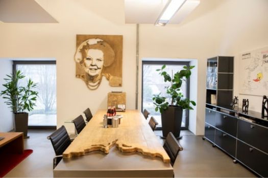 Stellenangebote Steuerberater – Besprechungsraum großer Tisch Stühle Bild Königin Beatrice