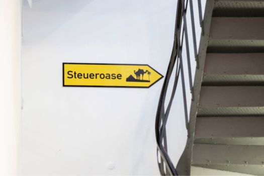 Stellenangebote Steuerberater – Treppe Hinweisschild Steueroase