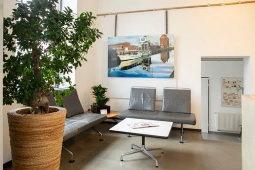 Stellenangebote Steuerberater – Wartebereich Kanzlei 2 Sofas Tisch Pflanze